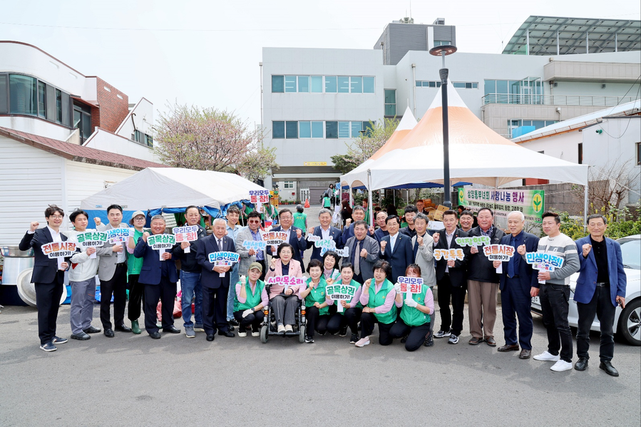 ▲ 김완근 제주시장이 ‘신바람 민생 안정 동지역 소통의 날’행사에 참여해 시민들과 소통을 마친 후 기념촬영을 하고 있다. ⓒ제주시 제공