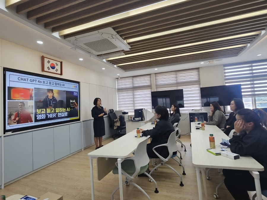▲ 지난 11일 수산초등학교에서 열린 ‘교실 혁명을 위한 보호자의 이해’연수에 참여한 참석자들이 강의에 집중하고 있다. ⓒ제주특별자치도교육청 제공