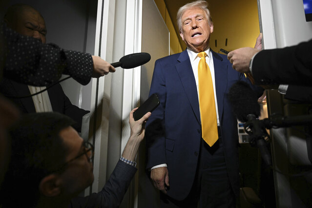 ▲ 도널드 트럼프 대통령이 12일(현지시간) 마이애미로 가는 에어포스원에서 기자들들의 질문에 답하고 있다. ⓒAP=연합뉴스