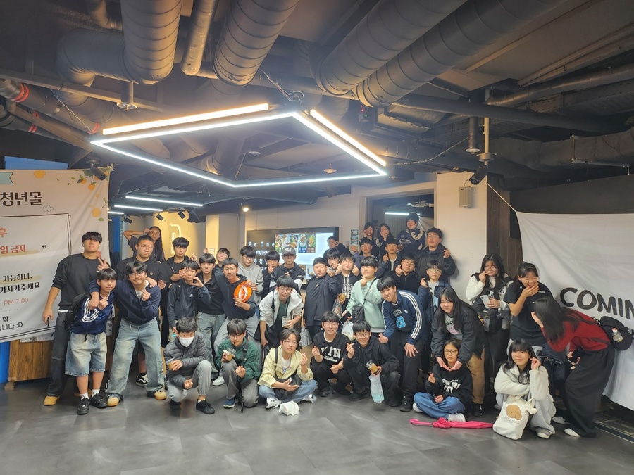 ▲ 제주제일중학교 학생들이 봉사활동을 마친 뒤 기념촬영을 하고 있다. ⓒ제주특별자치도교육청 제공
