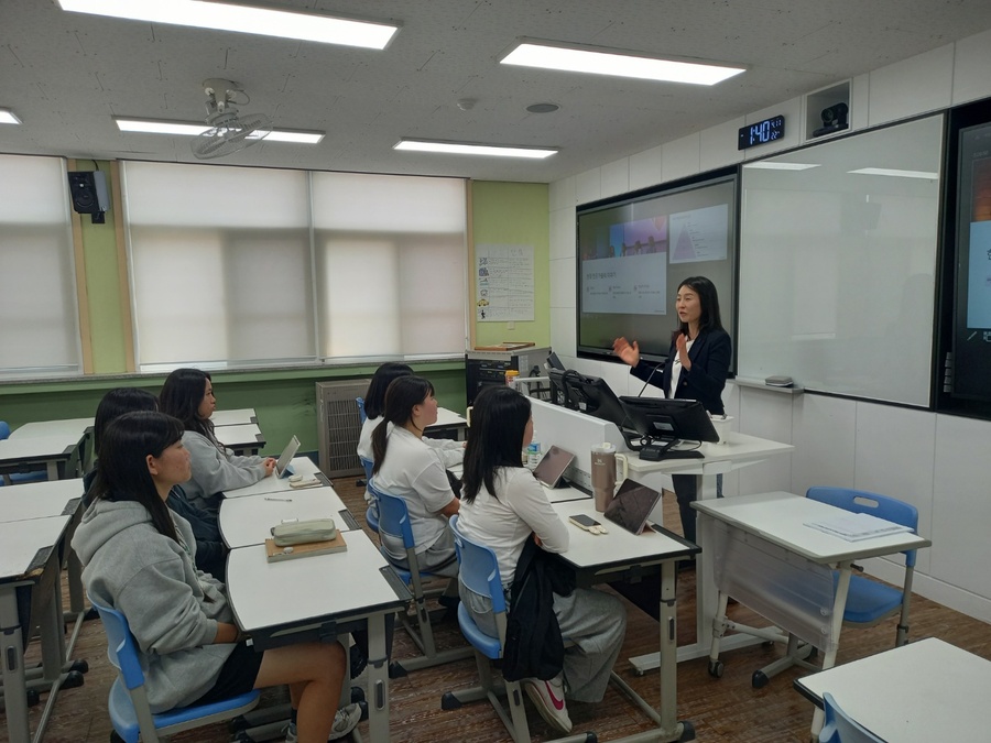 ▲ 대정여자고등학교 학생들이 ‘학생맞춤형 진로진학 프로그램’에 참여하고 있다. ⓒ제주특별자치도교육청 제공