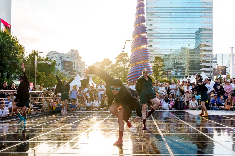 ▲ '서울거리예술축제2024' 참가작 에스더 엘렌의 '아무도 완벽하지 않아'.ⓒ서울문화재단