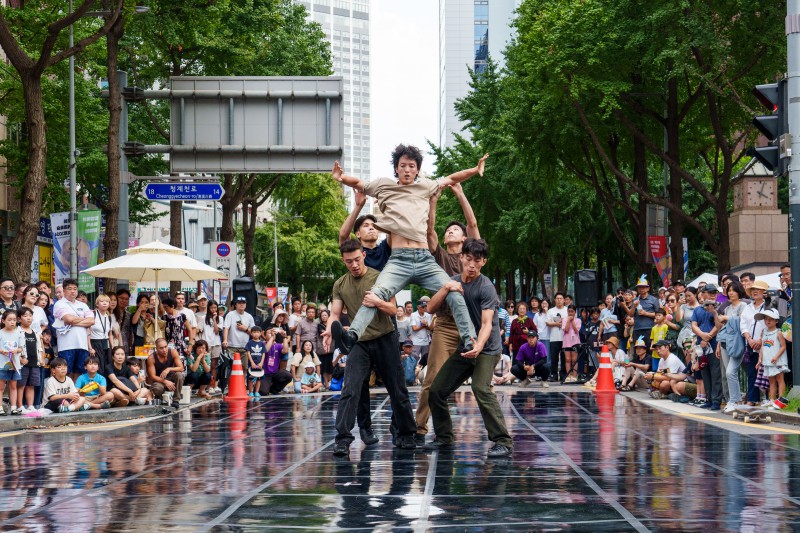 ▲ '서울거리예술축제2024' 참가작 멜랑콜리댄스컴퍼니의 '모빌리티'.ⓒ서울문화재단