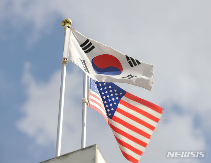▲ 2023년 서울 종로구 대한민국역사박물관에서 열린 한미동맹70주년 기념 특별전에 태극기와 성조기가 펄럭이는 모습. ⓒ뉴시스
