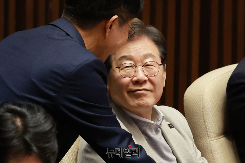 ▲ 이재명 전 더불어민주당 대표가 14일 국회 본회의에서 열린 정치·외교·통일·안보 분야 대정부질문에서 의원들과 대화를 하고 있다. ⓒ이종현 기자