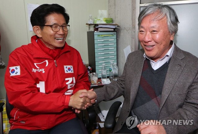 ▲ 지난 2016년 4월 총선 당시 소설가 이문열 씨(사진 오른쪽)가 당시 새누리당 소속 김문수 대구 수성갑 후보 지지 의사를 밝히고 김 후보의 대구 범어 1동 선거 사무소에서 기념사진을 찍고 있다.ⓒ연합뉴스