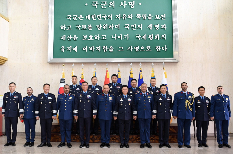 ▲ 이영수 공군참모총장(대장)과 아시드 모하메드 알 샴시(Rashed Mohammed A. Al Shamsi) UAE공군방공사령관(소장) 15일 계룡대 공군본부에서 만나 양자대담을 나누고, 공군대공군회의에 관한 양해각서를 체결했다. 사진은 기념촬영하고 있는 양국 공군 주요 인사들. ⓒ공군 제공