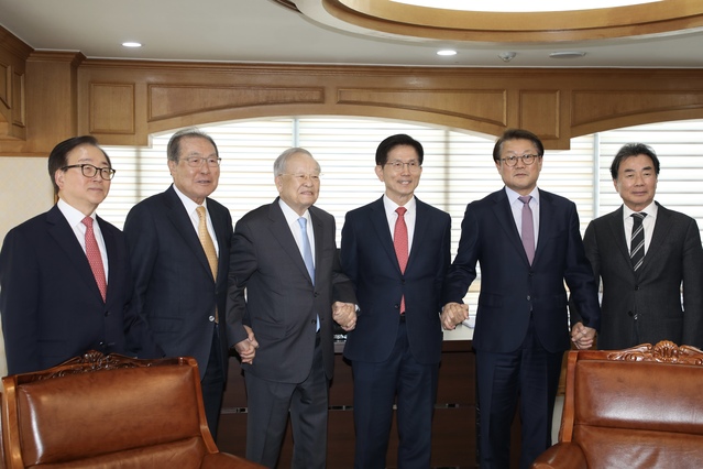 ▲ (왼쪽부터) 이동근 경총 상근부회장, 윤동한 한국콜마 회장, 손경식 경총 회장, 김문수 前고용부 장관, 박승희 삼성전자 사장, 이장한 종근당 회장이 15일 서울 마포구 경총에서 진행된 차담회에서 기념촬영을 하고 있다. ⓒ경총