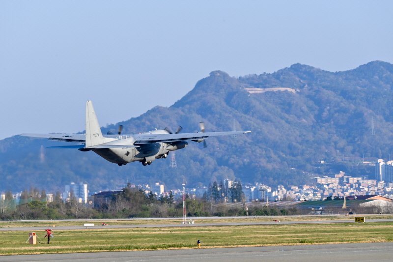 ▲ 공군은 15일 김해기지에서 '2025 데저트 플래그' 참가에 앞서 출정식을 거행했다. 사진은 C-130H 수송기가 김해기지 활주로를 힘차게 박차고 이륙하고 있는 모습. ⓒ공군 제공