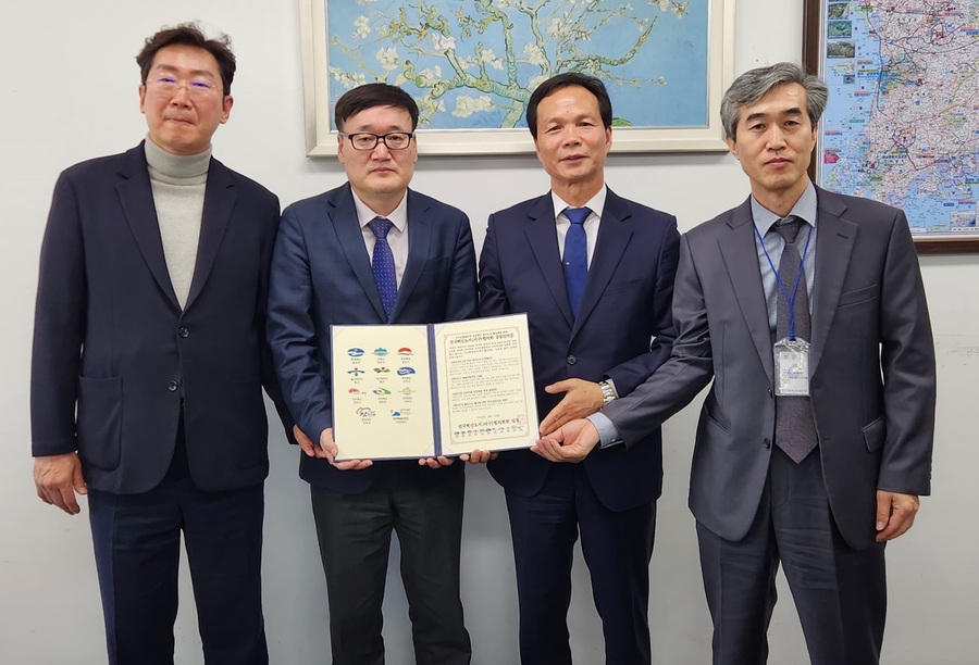 ▲ 전국혁신도시협의회(회장 조병옥 음성군수) 임원단은 15일 국토교통부 혁신도시발전추진단(부단장 안석환)을 방문해 ‘공공기관 2차 이전 혁신도시 우선배치’ 등이 포함된 전국혁신도시(지구)협의회 공동건의문을 전달했다.ⓒ음성군