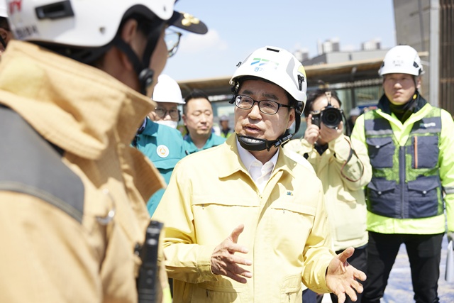 ▲ 김동연 경기도지사가 15일 오후 광명 신안산선 붕괴 사고 현장을 찾아 후속점검을 하고 있다. ⓒ경기도 제공