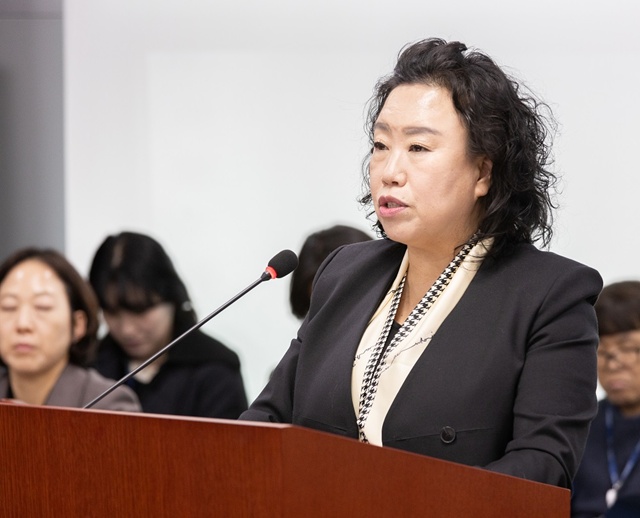 ▲ 곽미숙 경기도의회 의원(국힘·고양6)이 지난 14일 제383회 임시회 여성가족평생교육위원회에서 제출한 건의안에 대해 설명하고 있다. ⓒ경기도의회 제공