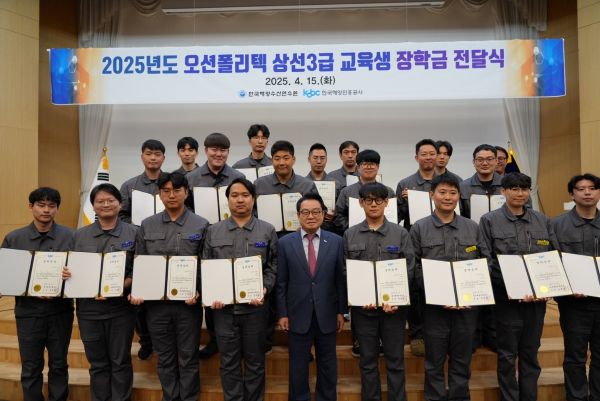 ▲ 안병길 한국해양진흥공사 사장이 오션폴리텍 장학생들과 함께 기념촬영을 하고 있다. ⓒ한국해양진흥공사