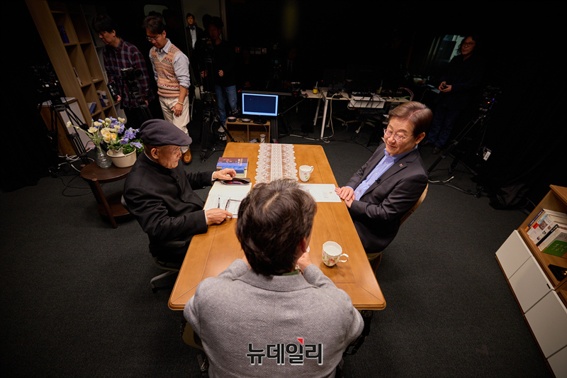 [포토] <b>도올</b>·유시민과 <b>대담</b>하는 <b>이재명</b> 전 대표