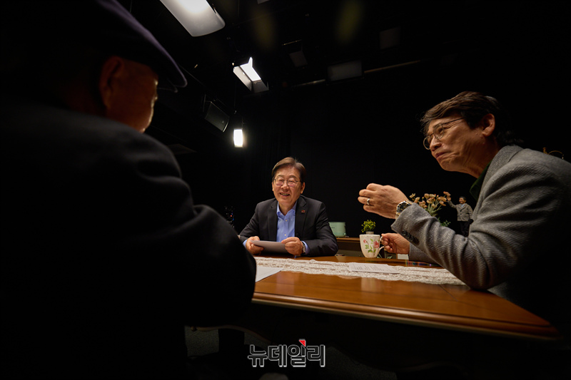 ▲ 더불어민주당 이재명 전 대표가 유시민 작가, 도올 김용옥 씨와 대담을 나누는 영상이 15일 유튜브 '사람사는 세상 노무현재단'에 공개됐다. ⓒ이재명 캠프