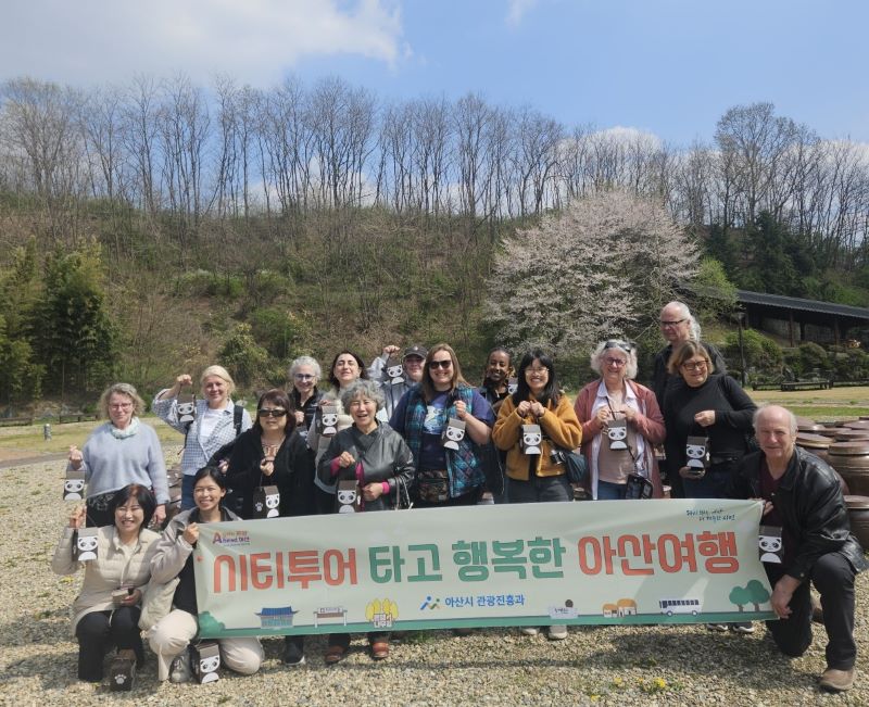 ▲ 세계 도자기 예술가들의 ‘시티투어버스 타고 행복한 아산 여행’ 참여 모습.ⓒ아산시