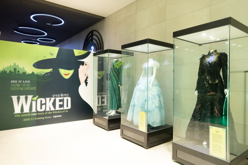 ▲ 실제 공연에서 사용되는 '위키드'의 무대 의상을 눈앞에서 볼 수 있는 의상 전시존.ⓒ드림씨어터