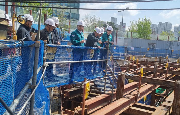 ▲ 세종시가 최근 잇따른 땅꺼짐 사고에 대응해 지하굴착공사장을 대상으로 전문가와 함께 합동 특별점검을 하고 있다.ⓒ세종시