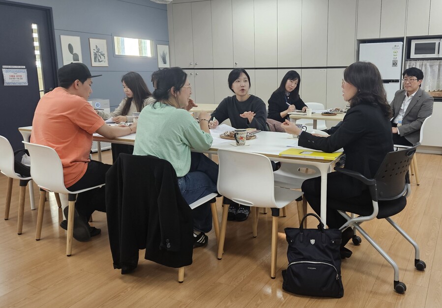 ▲ 제주 인화초등학교의 ‘징검다리과정’에 참여한 참석자들이 프로그램에 열중하고 있다. ⓒ제주특별자치도교육청 제공