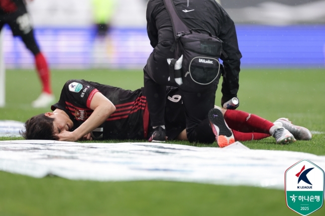 ▲ FC서울 중원의 핵 기성용이 햄스트링 부상으로 쓰러졌다.ⓒ한국프로축구연맹 제공