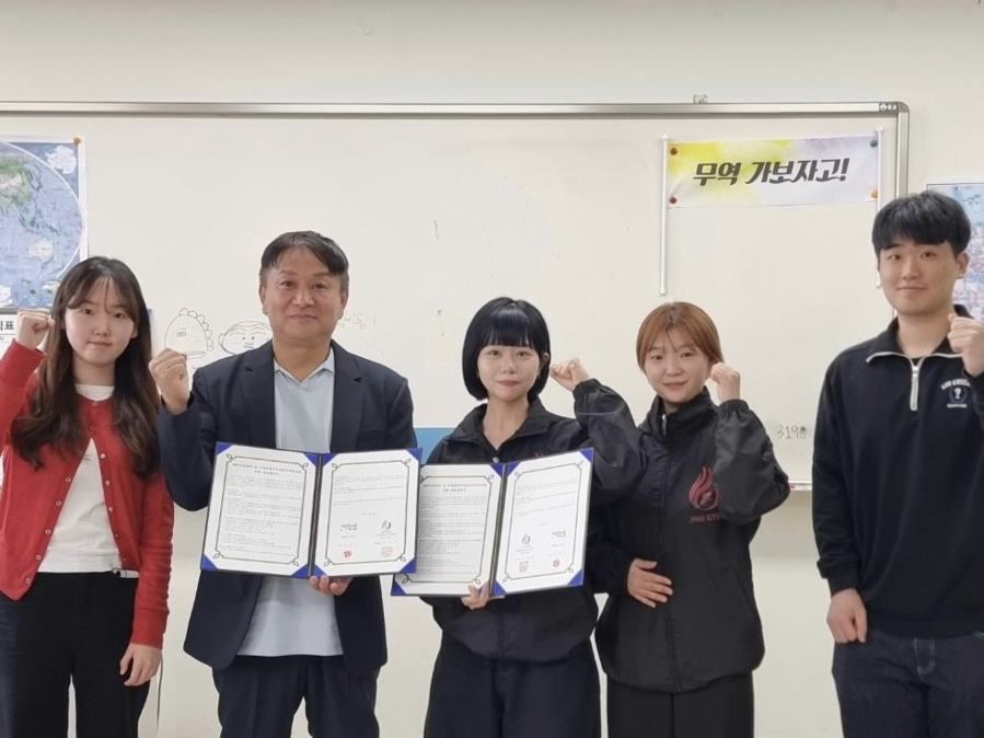 ▲ 제주대학교 지역특화청년무역전문가양성사업단의 ‘OPTIMALL’팀은 지난 8일 제주산 메밀 전문 업체 ‘메밀밭에가시리’와 동남아 진출을 위한 상호협력 업무협약 실시 후 기념촬영을 하고 있다. ⓒ제주대학교 제공