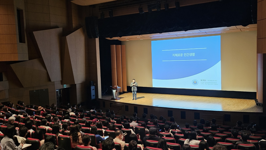 ▲ 지난 10일 제주대학교 중앙도서관에서 김경일 아주대학교 심리학과 교수가  ‘지혜로운 인간생활’ 이라는 주제로 북토크를 진행하고 있다. ⓒ제주대학교 제공