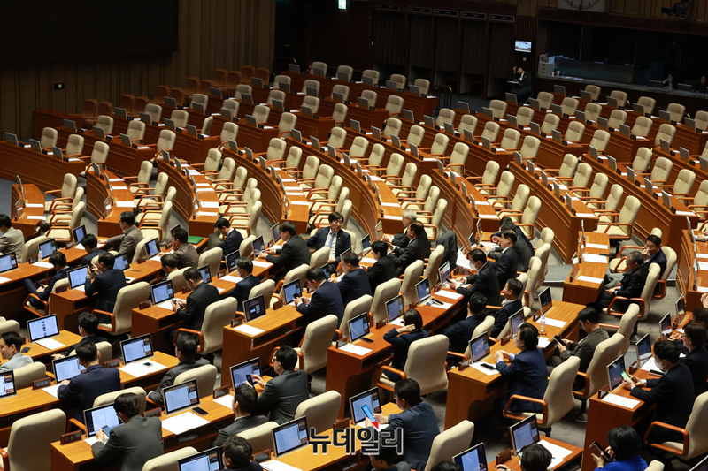 ▲ 지난 15일 헌법재판소 재판관 이완규, 함상훈 지명 철회 촉구 결의안이 국회 본회의에서 국민의힘 의원들이 퇴장한 가운데 통과되고 있다. ⓒ이종현 기자
