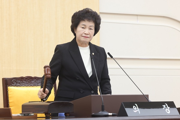 ▲ 오관영 의장이 본회의장에서 의사봉을 두드리고 있다.ⓒ동구의회