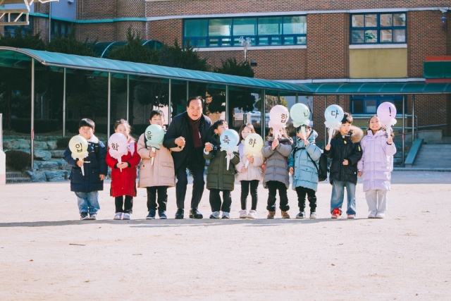 ▲ 초등학생 입학축하금 정책을 구현하고 있는 이권재 오산시장(자료사진)ⓒ오산시 제공