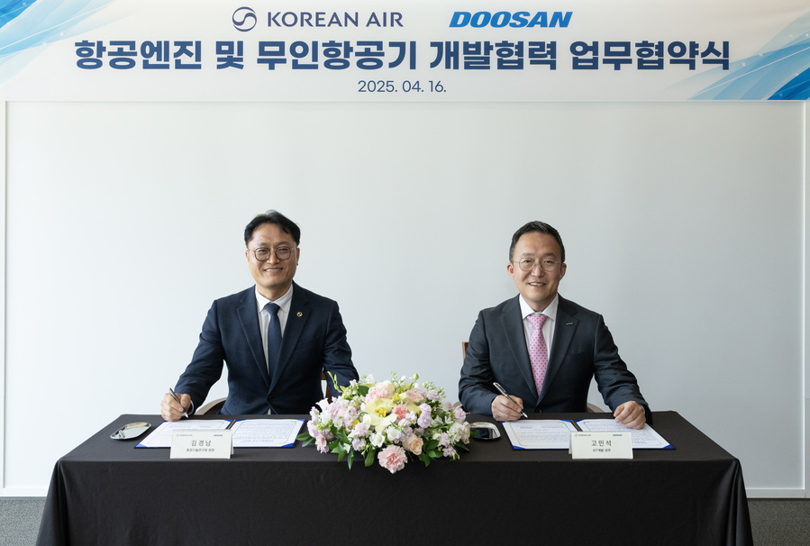 ▲ 16일 두산에너빌리티 창원 본사에서 열린 항공엔진 및 무인 항공기 개발 사업 양해각서(MOU) 체결식에서 고민석 GT개발 담당(오른쪽)과 김경남 대한항공 항공기술연구원장이 서명하고 있다. ⓒ두산에너빌리티