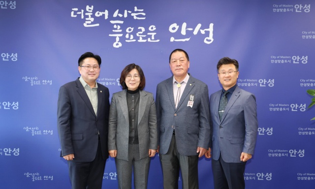 ▲ 정례간담회에 앞서 기념좔영하는 안성시와 안성시의회ⓒ안성시 제공