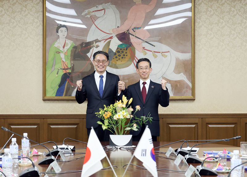 ▲ 강민수 국세청장(왼쪽)과 오쿠 다쓰오 일본 국세청장이 지난 15일 일본 도쿄 일본 국세청에서 '한·일 국세청장 회의' 후 기념 촬영을 하고 있다. ⓒ국체성