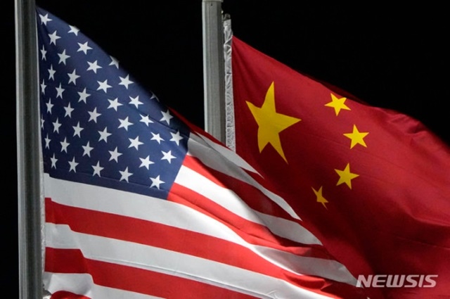▲ 미국 국기 성조기(좌)와 중국 국기 오성홍기. 220202 AP/뉴시스. ⓒ뉴시스