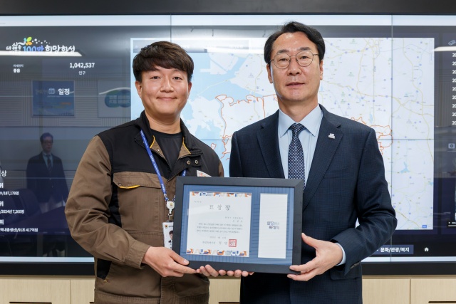 ▲ 정명근 화성특례시장은 16일 동탄출장소 집무실에서 조성준 주무관에게 표창을 수여했다ⓒ화성시 제공