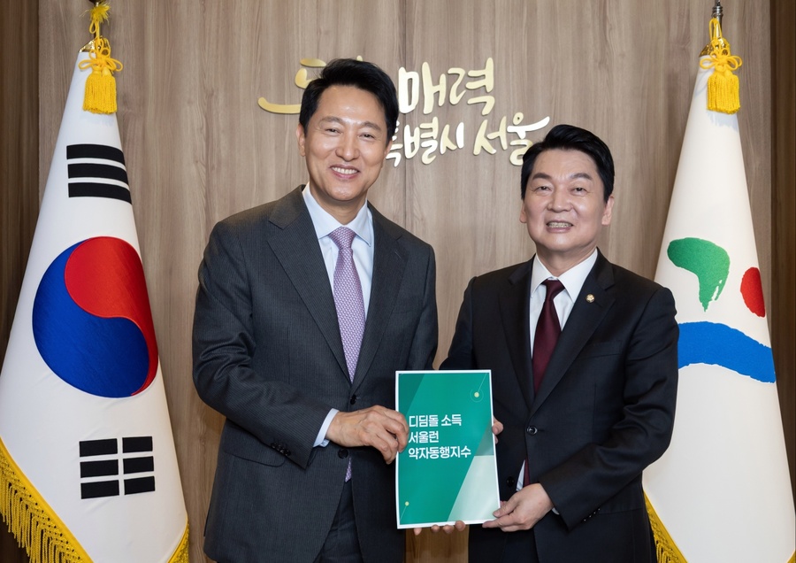 ▲ 제21대 대통령선거에 출마하는 안철수 국민의힘 국회의원이 16일 서울시청에서 오세훈 시장과 회동을 마치고 인사를 하고 있다. ⓒ안철수 선거 캠프 제공