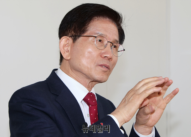 ▲ 제21대 대통령 선거 출마를 선언한 김문수 전 고용노둥부 장관이 16일 오전 서울 여의도 대하빌딩에 마련된 선거캠프에서 뉴데일리 취재진과 인터뷰를 하고 있다. ⓒ서성진 기자