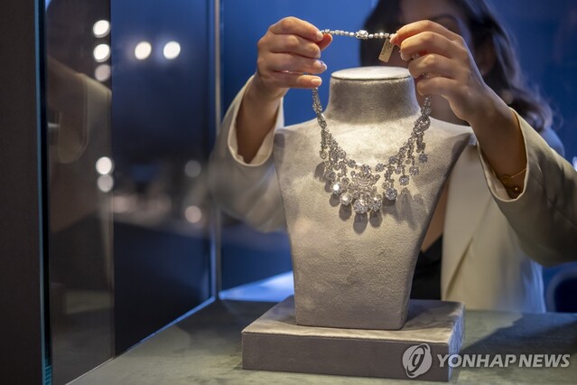 ▲ 다이아몬드 목걸이. 출처=EPAⓒ연합뉴스