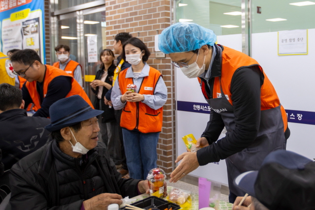 ▲ 김대헌 호반그룹 기획총괄사장(오른쪽)이 이재민에게 식사를 배식하고 있다. ⓒ호반그룹
