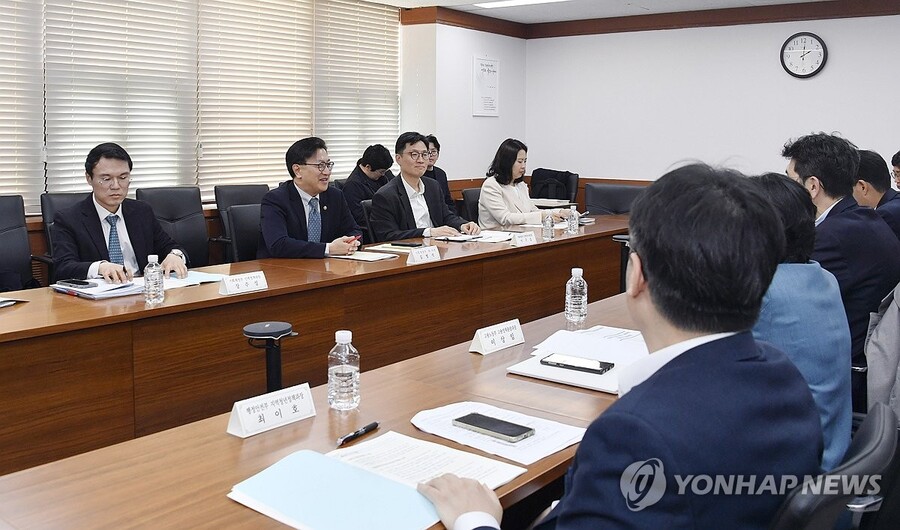 ▲ 김범석 기획재정부 차관이 16일 서울 종로구 정부서울청사에서 열린 '2025년 4월 일자리 전담반 회의'를 주재하고 있다. ⓒ연합뉴스