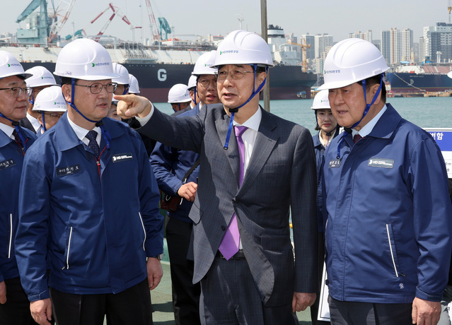 ▲ 한덕수 대통령 권한대행 국무총리가 16일 HD현대중공업 울산 조선소에서 권오갑 회장과 정조대왕급 2번함 '다산정약용함'을 보고 있다. (대통령실통신사진기자단) 2025.04.16. ⓒ뉴시스