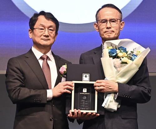 ▲ 16일 서울 신라호텔에서 열린 2025 대한민국 대표브랜드 대상에서 공주알밤이 대상을 수상하고 있다.ⓒ공주시