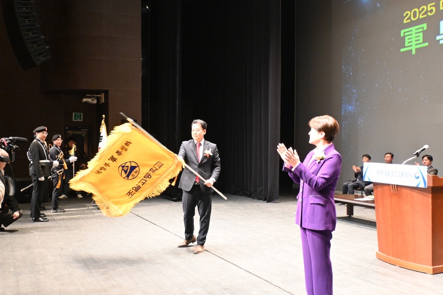 ▲ 발대식에는 ‘군 특성화 기’가 강은희 교육감으로부터 조일고 최상현 교장에게 전달됐다.ⓒ조일고