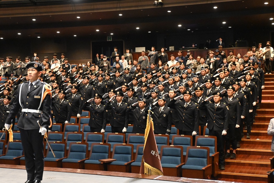▲ 결의문 낭독 시간에는 교육감과 학생대표가 함께 무대에 올라 “조국 수호의 사명을 가슴에 새기고, 성실히 학업에 임하겠다”는 굳은 다짐을 전해, 현장에 있던 이들의 큰 박수를 받았다.ⓒ조일고