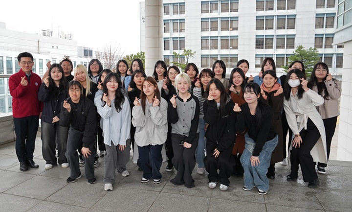 ▲ 성신여대 융합보안공학과 이일구 지도교수와 CSE Lab 학생들.ⓒ성신여대