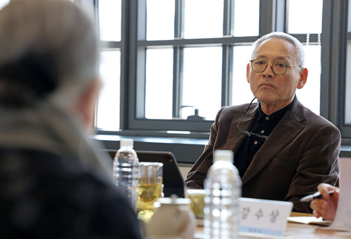 ▲ 유인촌 문화체육관광부 장관이 지난달 14일 국악진흥법 시행을 앞두고 서울 종로구 국립현대미술관 서울관에서 국악계 분야별 원로를 만나 의견을 청취하고 있다.ⓒ문화체육관광부