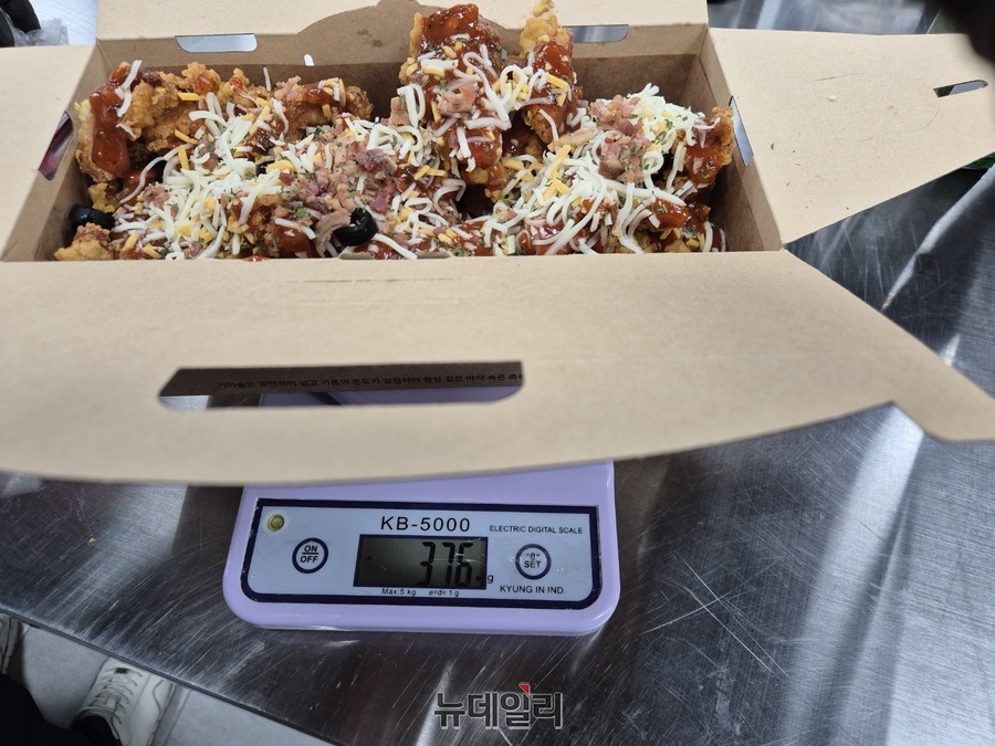 ▲ 완성된 치킨을 넣고 토핑을 얹어본다. 소스 300g, 치즈 60g, 블랙올리브 5g, 파슬리를 더해 376g을 만들었다. 오차는 단 1g이었지만 비주얼이 차이가 많이 난다.ⓒ조현우 기자