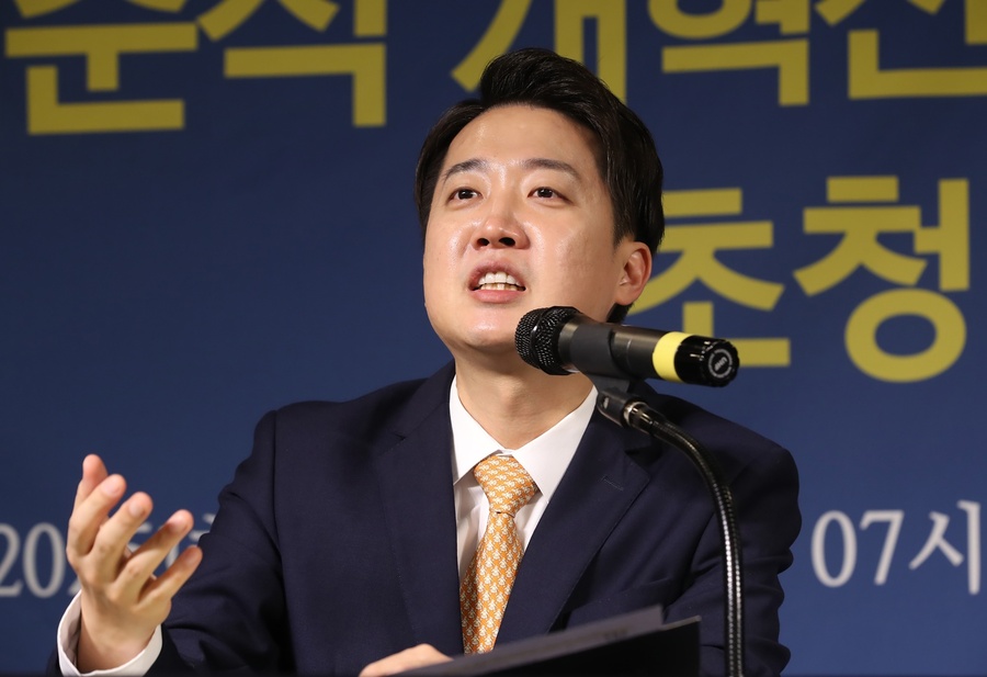 ▲ 이준석 개혁신당 대선 후보는 17일 대구 남구 아트파크에서 열린 대구경북언론인 모임인 아시아포럼21(이사장 변태석) 초청토론회에 참석해 정치현안에 대한 얘기를 하고 있다.ⓒ아시아포럼21