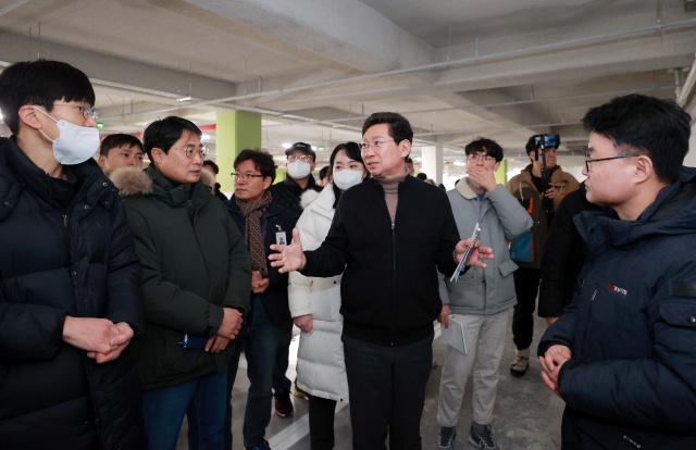 ▲ 이상일 용인특례시장이 지난 1월 18일 경남아너스빌 디센트 건설 현장을 방문해 누수가 지적된 지하 주차장을 둘러보고 있는 모습. ⓒ용인시 제공