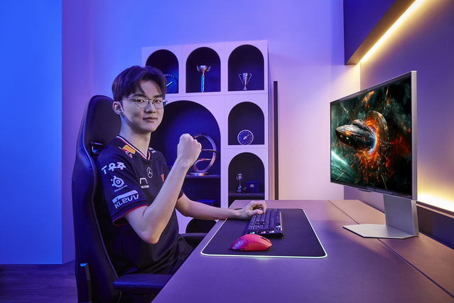 ▲ T1 페이커 선수가 오디세이 OLED G8'을 체험하고 있다. ⓒ삼성전자