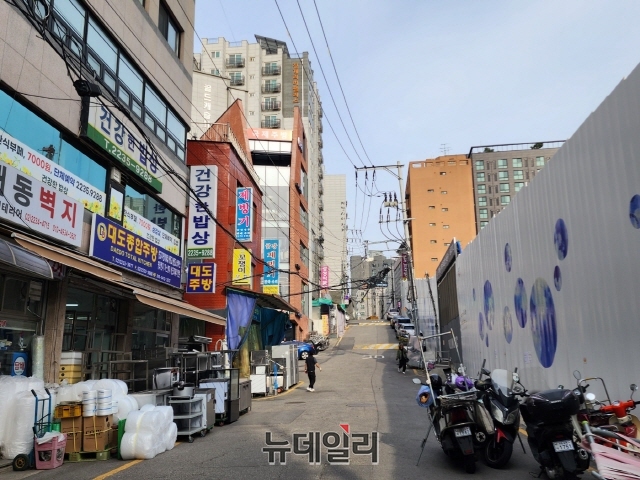 ▲ 사업지 주변에는 좁은 골목과 빌라들이 즐비해 있다.=나광국 기자